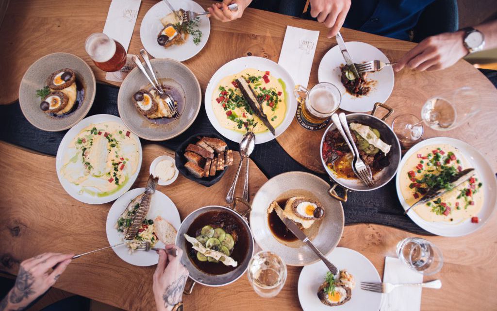 Pozdní snídaně: brunch aneb dobré jídlo, pití a odpočinek Pozdní snídaně: brunch aneb dobré jídlo, pití a odpočinek