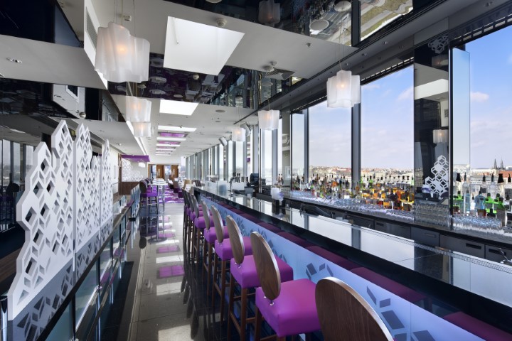 Cloud 9 Sky Bar & Lounge znovu otevřen Cloud 9 Sky Bar & Lounge znovu otevřen