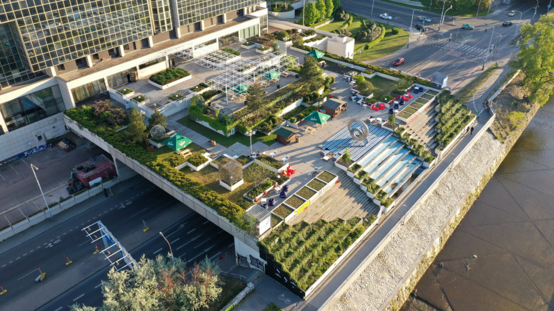 Beer Garden Karlín – slunečné terasy u hotelu Hilton Prague s výhledem na Vltavu Beer Garden Karlín – slunečné terasy u hotelu Hilton Prague s výhledem na Vltavu