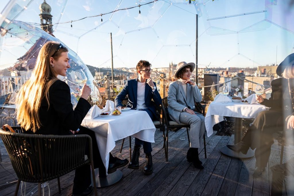 Pytloun Sky Bar & Restaurant Prague nově nabízí posezení ve vyhřívaných průhledných iglú s výhledem na zimní Prahu