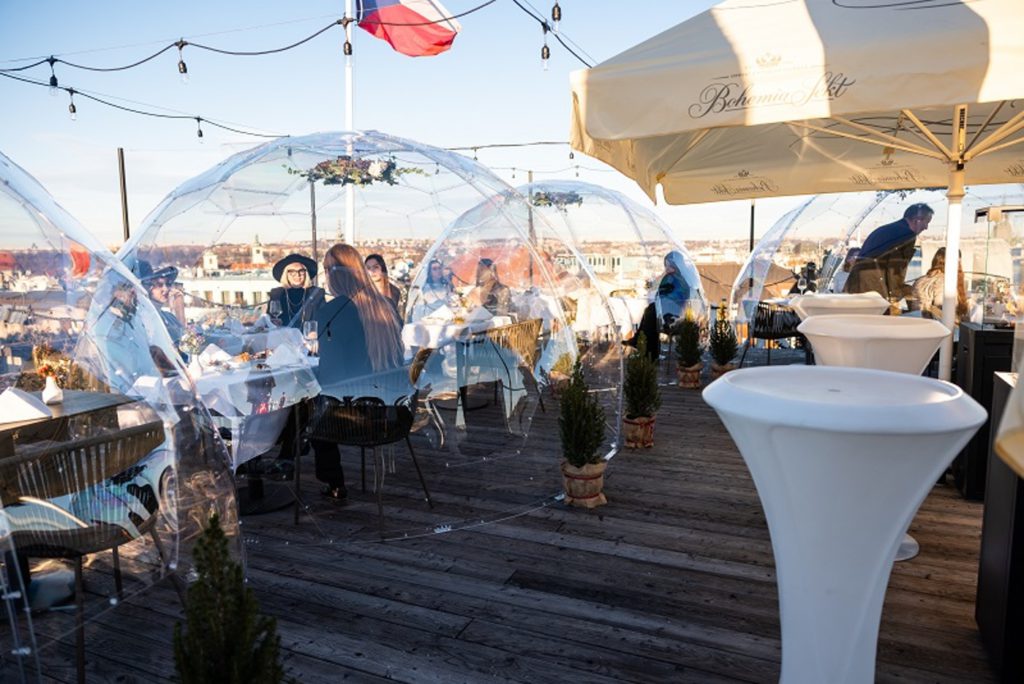 Pytloun Sky Bar & Restaurant Prague nově nabízí posezení ve vyhřívaných průhledných iglú s výhledem na zimní Prahu