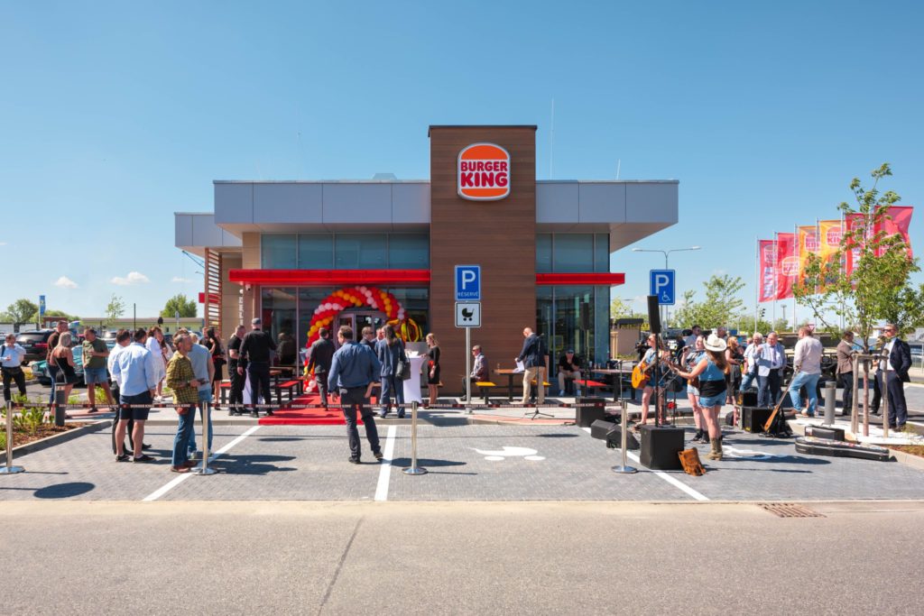 Burger King rozšiřuje drive-thru pobočky otevřením 50. restaurace v Praze-Štěrboholech. Plánuje cílit na rychlostní komunikace