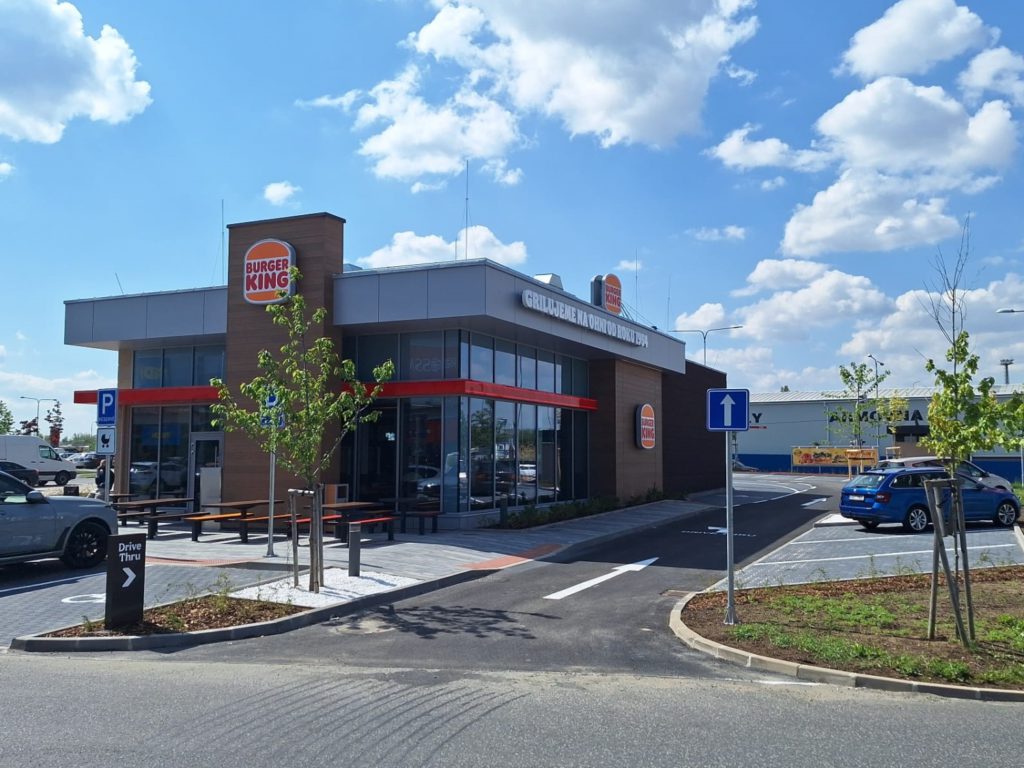 Burger King rozšiřuje drive-thru pobočky otevřením 50. restaurace v Praze-Štěrboholech. Plánuje cílit na rychlostní komunikace