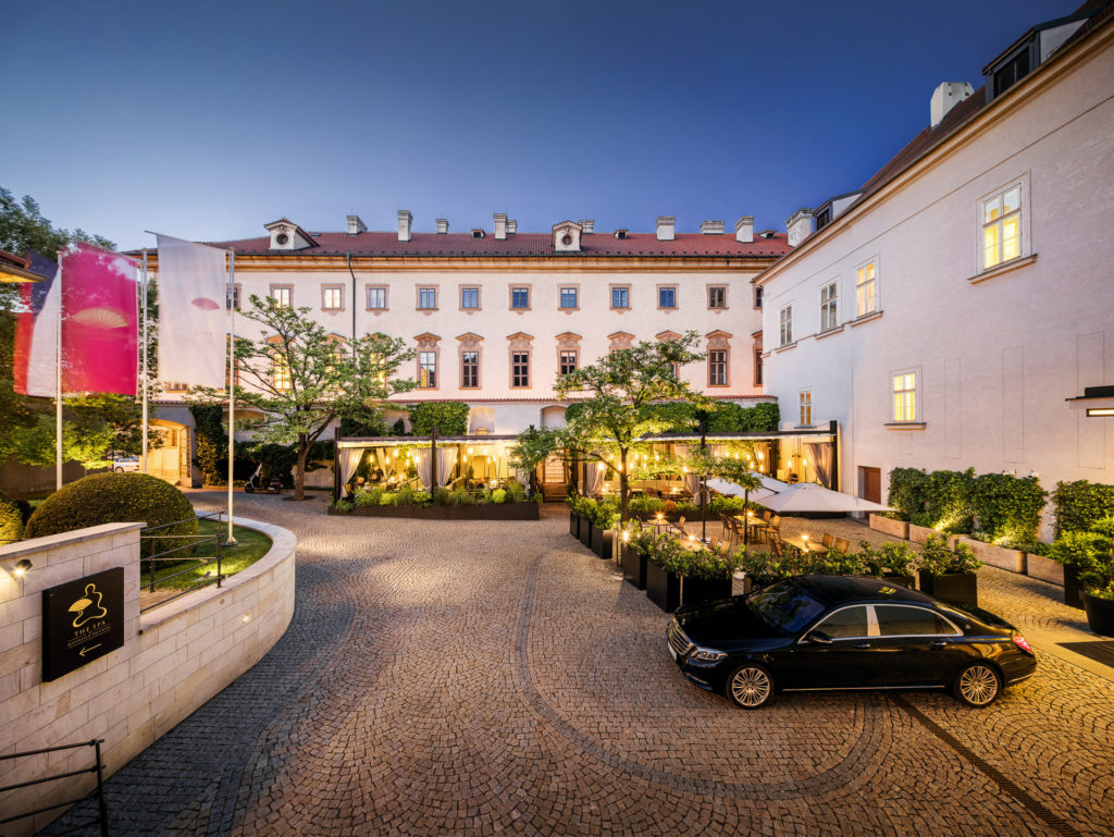 Říjen v růžovém: Hotel Mandarin Oriental, Prague věnuje část ze svého výtěžku na boj proti rakovině