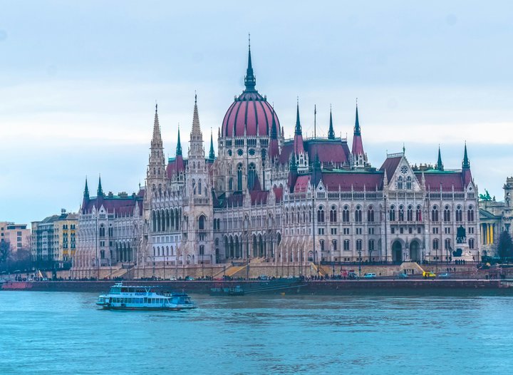 Maďarsko láká na podzim a v zimě na termální prameny či vánoční trhy