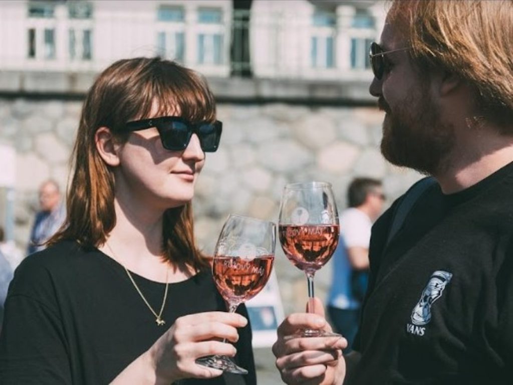 Už tuto sobotu dorazí do Prahy 25 vinařů: Probíhat zde bude 14. ročník festivalu Růžový máj