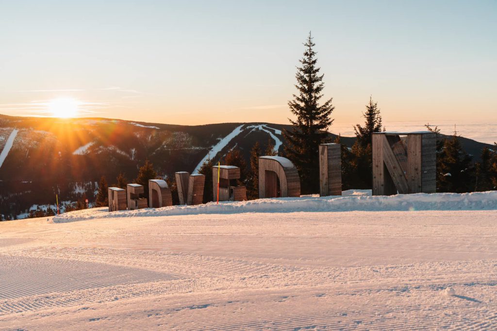 Slunce, sníh a volnější sjezdovky. Krkonoše lákají na jarní lyžování