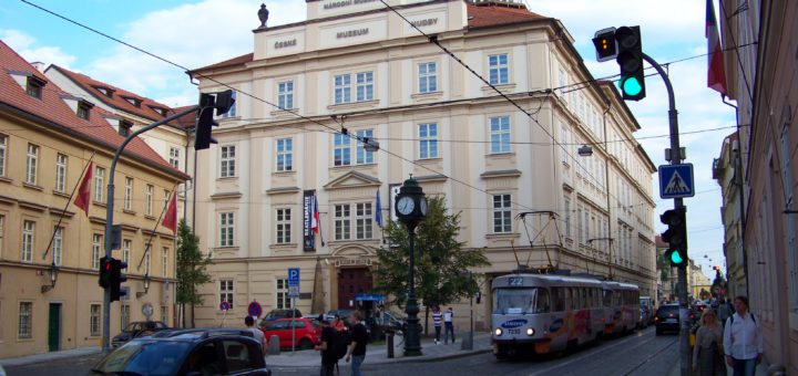 České muzeum hudby a Karmelitská ulice s tramvají na archivní fotografii z roku 2010