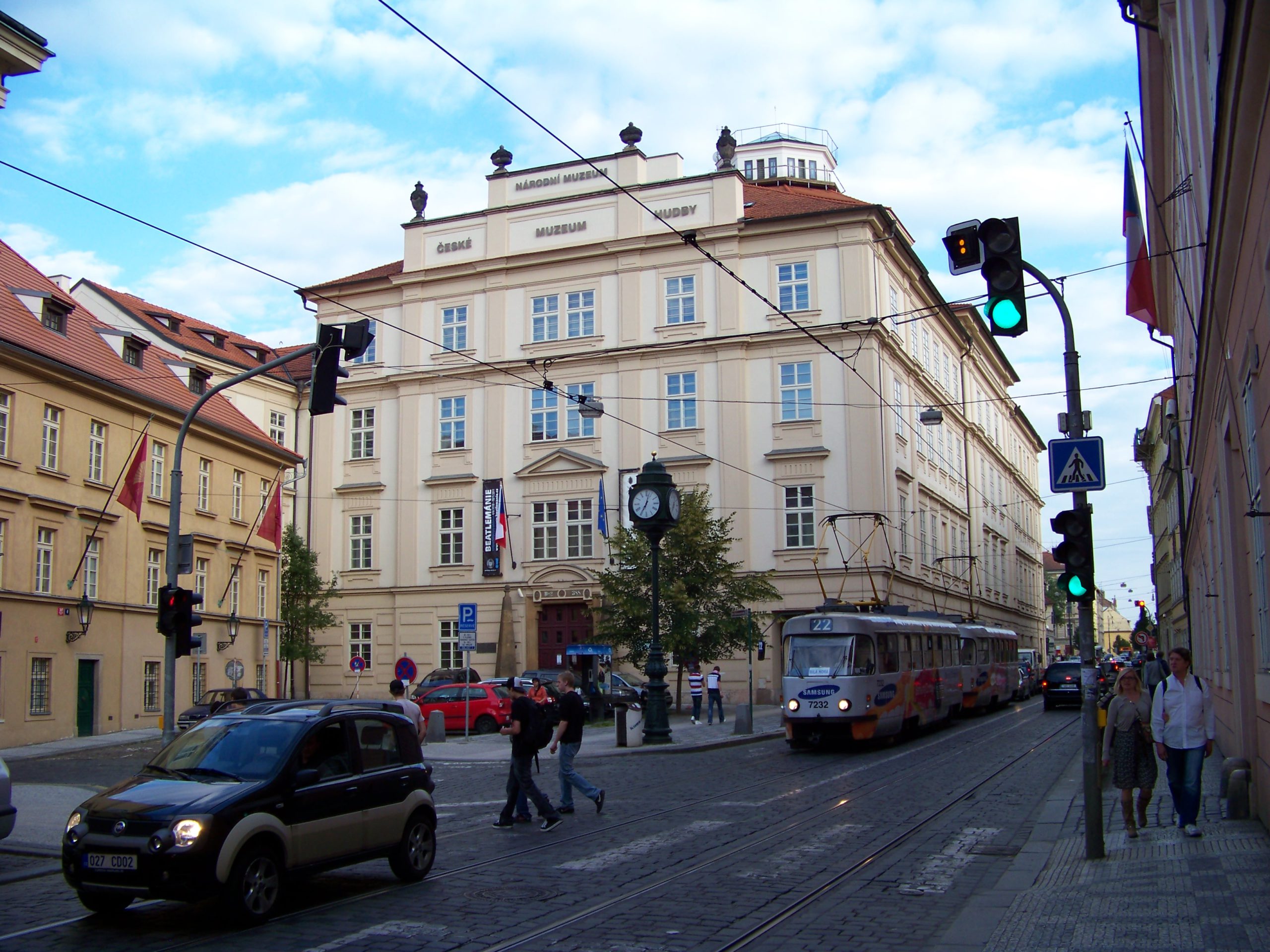 České muzeum hudby a Karmelitská ulice s tramvají na archivní fotografii z roku 2010