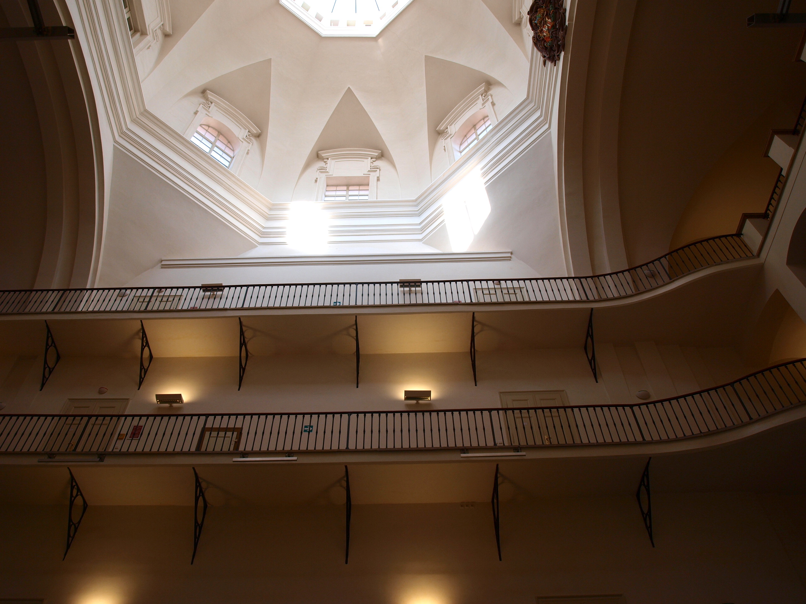 Archivní pohled do dvorany Českého muzea hudby s galeriemi a kupolí, nikoli aktuálně přístupný interiér
