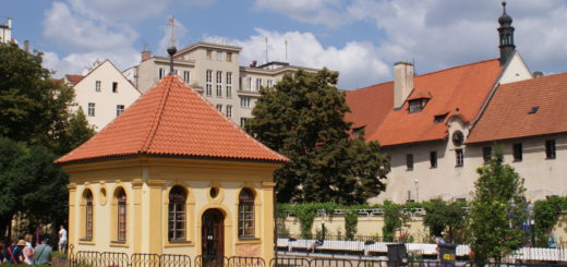 Františkánská zahrada s altánem a pohledem ke kostelu – archivní snímek