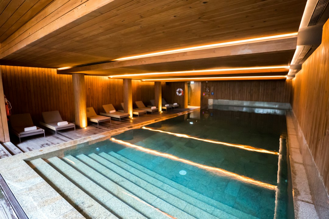 Vnitřní bazén hotelového wellness; ilustrační fotografie, nejde o konkrétní hotel