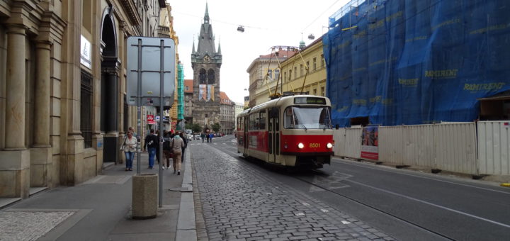 Tramvaj v Jindřišské ulici s Jindřišskou věží v pozadí, archivní fotografie