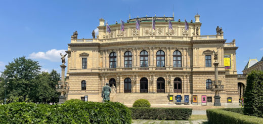 Rudolfinum v Praze, celkový pohled na budovu; archivní fotografie